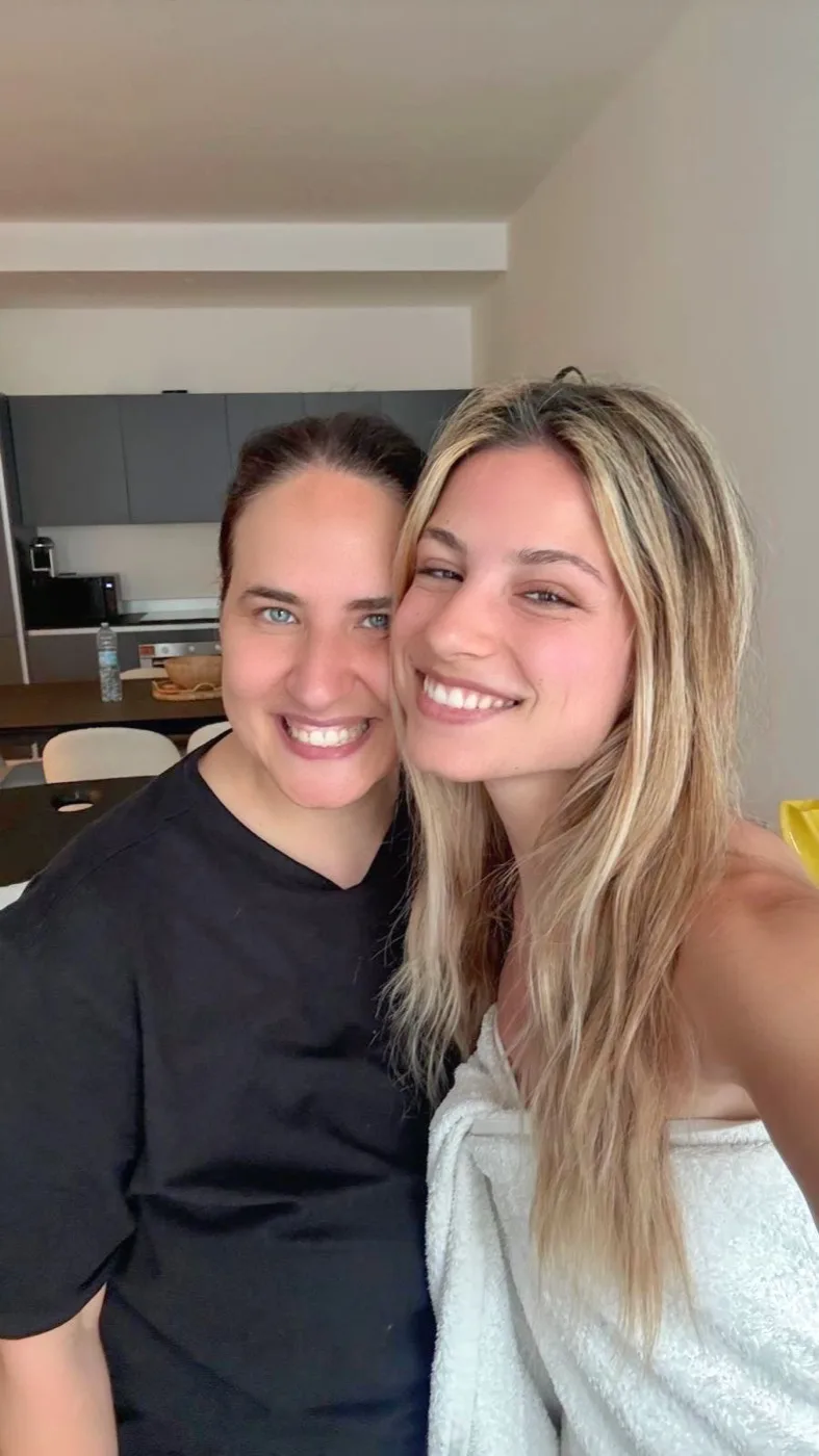 Rita Dolbakian durante un trattamento con una cliente molto presente sui social